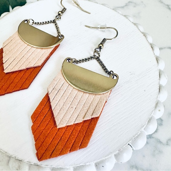 2/$30🌵 Rust Cream Gold Faux Suede Fringe Earrings Dangle Jewelry Bohemian NEW - Picture 3 of 6